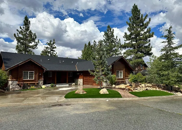 Custom Single Story Cabin With Jacuzzi Pool Table & Big Game Room With Arcade Games