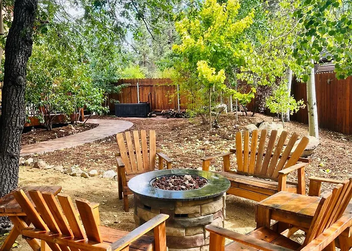 Custom Single Story Cabin With Jacuzzi Pool Table & Big Game Room With Arcade Games