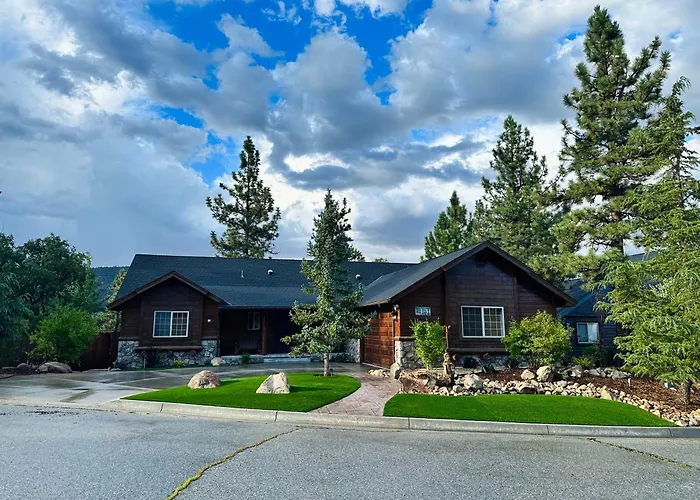 Custom Single Story Cabin With Jacuzzi Pool Table & Big Game Room With Arcade Games