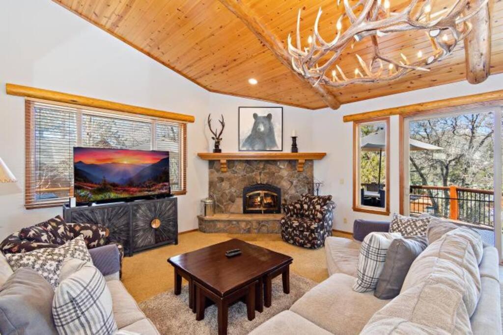 Hébergement de vacances Custom Single Story With Jacuzzi Pool Table & Big Game With Arcade Games Lac Big Bear