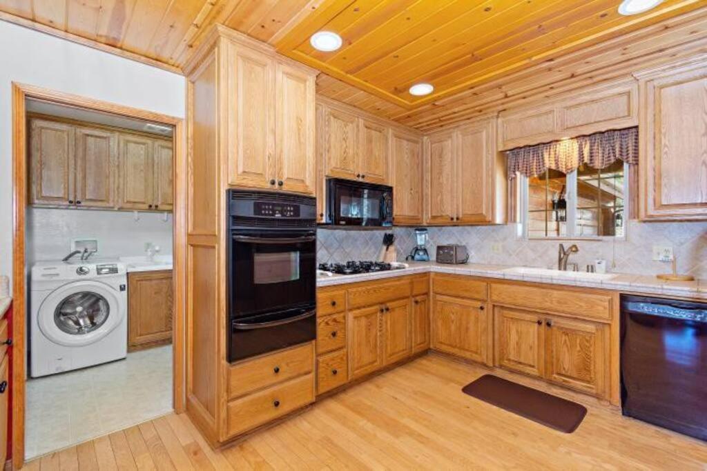 Custom Single Story With Jacuzzi Pool Table & Big Game With Arcade Games Lac Big Bear