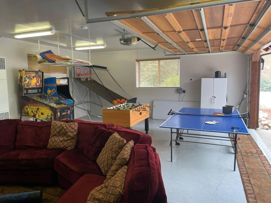Hébergement de vacances Custom Single Story With Jacuzzi Pool Table & Big Game With Arcade Games