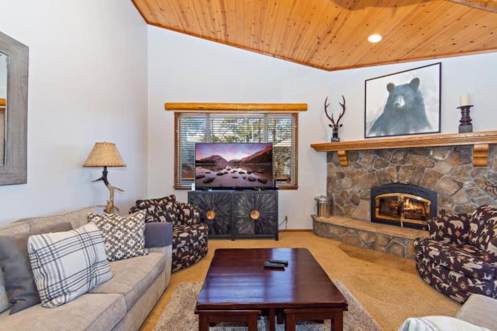 Hébergement de vacances Custom Single Story With Jacuzzi Pool Table & Big Game With Arcade Games Lac Big Bear